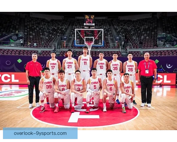 中国男篮力克强敌晋级亚洲杯四强展现团队顽强拼搏精神赢得球迷热烈掌声