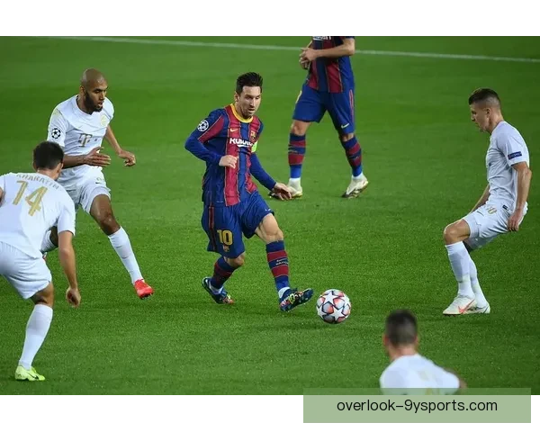 梅西率队逆转巴萨惊险胜出 欧冠赛场再现传奇时刻